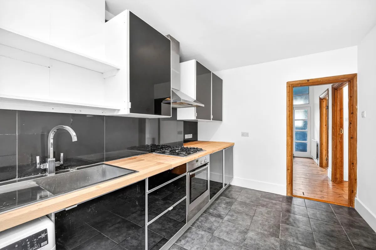 Kitchen with gloss units and oak worktops